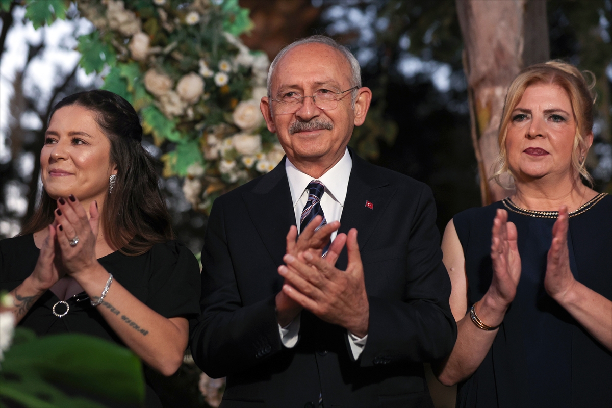 CHP Genel Başkanı Kılıçdaroğlu, İzmir'de nikah şahitliği yaptı