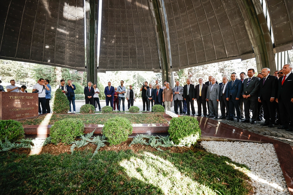 CHP Genel Başkanı Kılıçdaroğlu, Özal ve Menderes'in anıt mezarlarını ziyaret etti