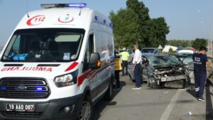 ÇORUM (AA) – Çorum’da otomobilin bariyerlere çarpması sonucu 4 kişi