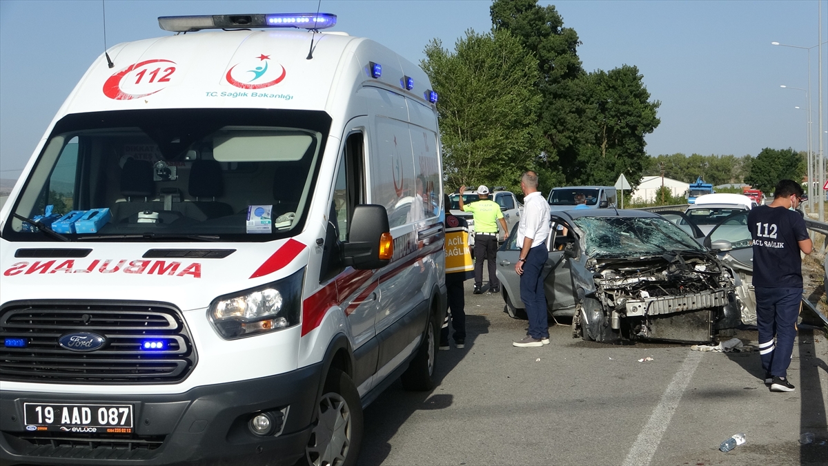 Çorum'da bariyerlere çarpan otomobildeki 4 kişi yaralandı