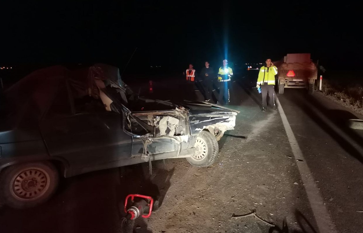 Çorum'da traktöre çarpan otomobildeki 1 kişi öldü, 4 kişi yaralandı