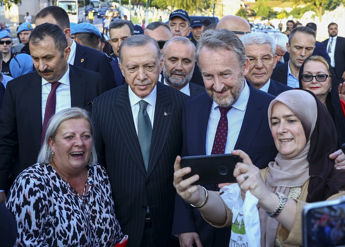Cumhurbaşkanı Erdoğan, Aliya İzetbegoviç'in mezarını ziyaret etti