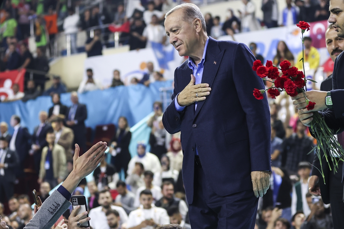 Cumhurbaşkanı Erdoğan: “Gençleri kendi kısır siyasetleri için çantada keklik görenlere en güzel cevabı siz (gençler) vereceksiniz.”