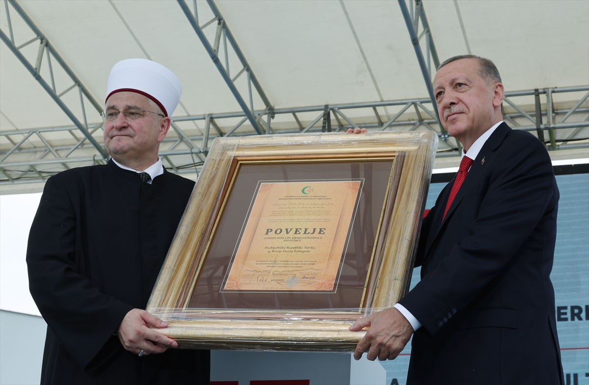 Cumhurbaşkanı Erdoğan, Sisak'ta Recep Tayyip Erdoğan İslam Kültür Merkezi'nin açılışında konuştu: (1)