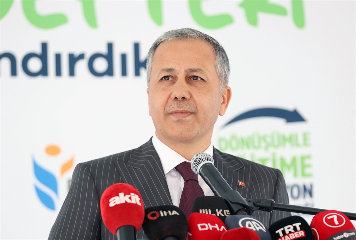 Cumhurbaşkanı Yardımcısı Oktay, Esenler'de defter dağıtım töreninde konuştu: