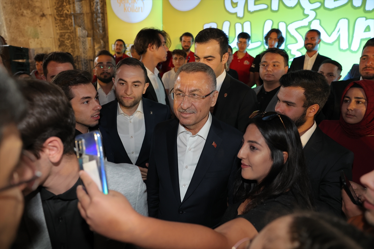 Cumhurbaşkanı Yardımcısı Oktay, Sivas'ta gençlerle buluştu: