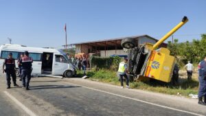 DENİZLİ (AA) – Denizli'nin Çal ilçesinde, işçileri taşıyan minibüs ile