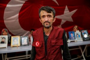 DİYARBAKIR (AA) – Dağa kaçırılan çocukları için HDP il binası