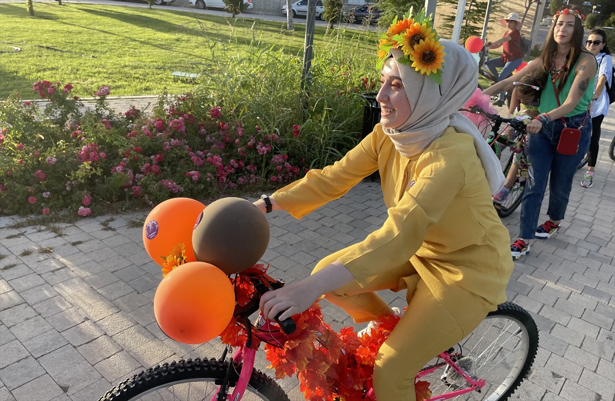 Diyarbakır ve Elazığ'da “Süslü Kadınlar Bisiklet Turu” düzenlendi