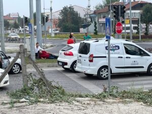 DÜZCE (AA) – Düzce'de otomobil, taksi ve panelvanın çarpışması sonucu