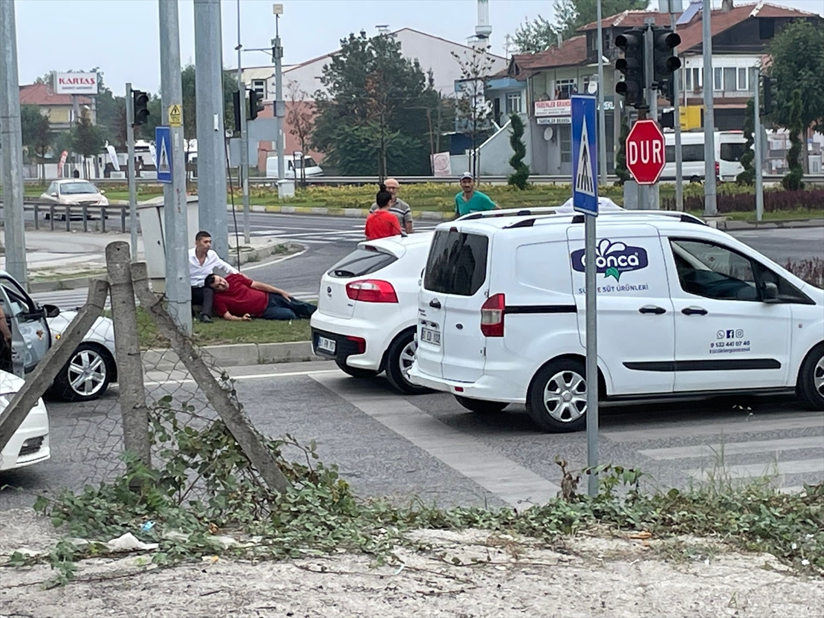 Düzce'de 3 aracın karıştığı kazada 2 kişi yaralandı