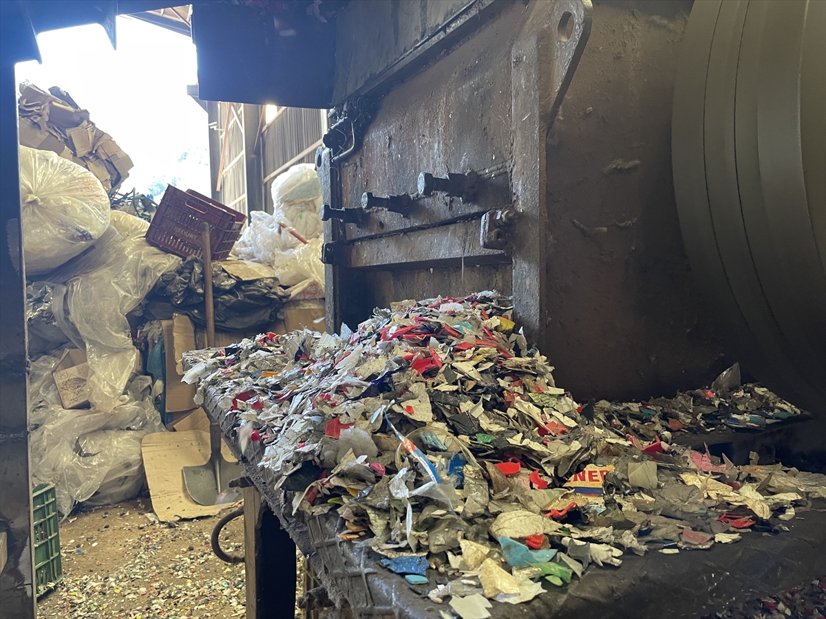“Ekonomi ve çöp krizinin” yaşandığı Lübnan'da fabrikasıyla 2 soruna çözüm üretiyor