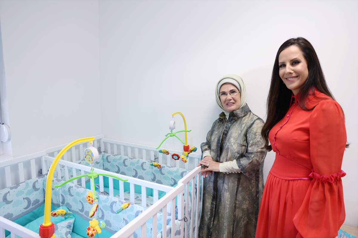 Emine Erdoğan, TİKA'nın yeniden inşaatını tamamladığı Annelik Merkezi'ni ziyaret etti
