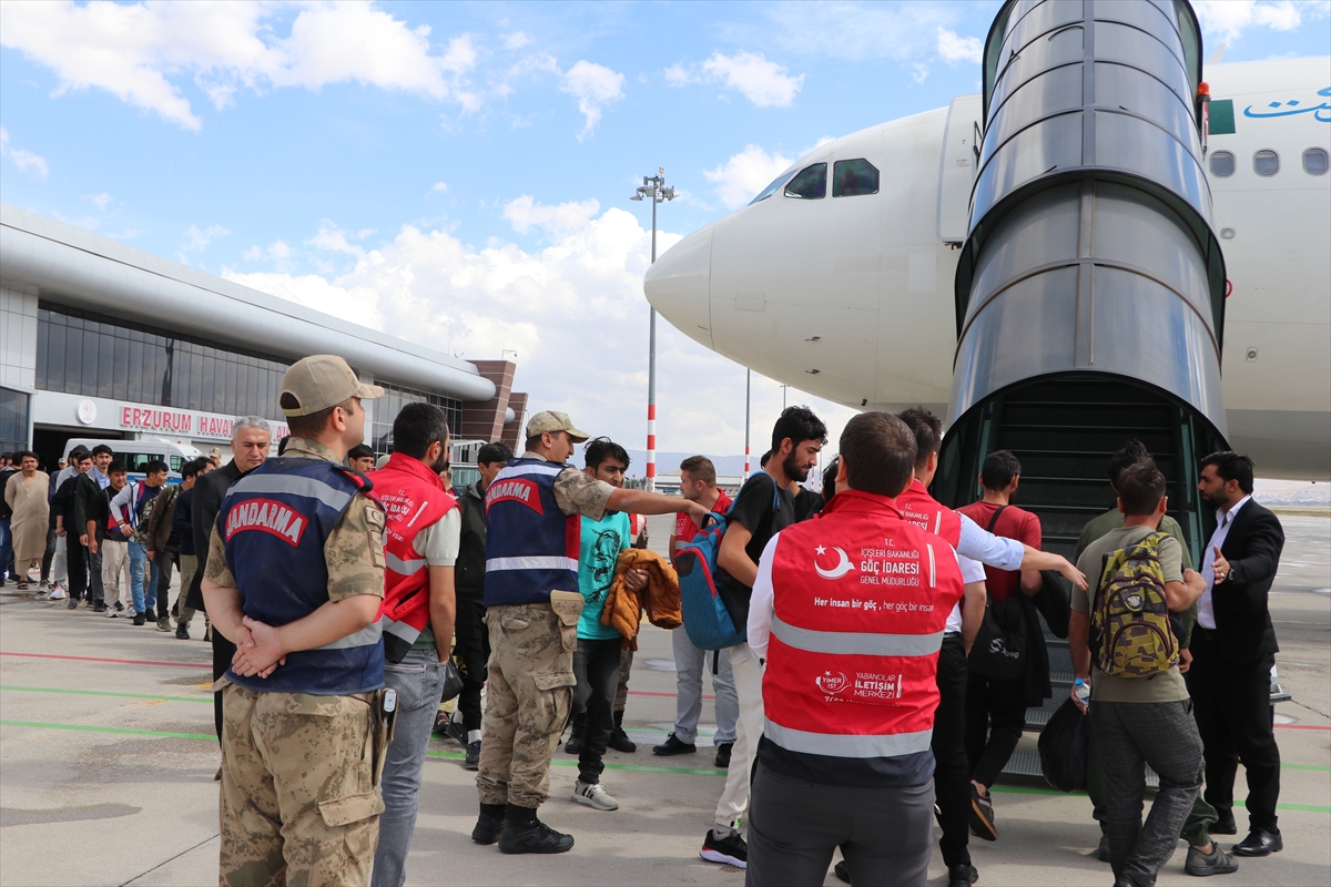 Erzurum'dan Afganistan uyruklu 227 düzensiz göçmen ülkelerine gönderildi