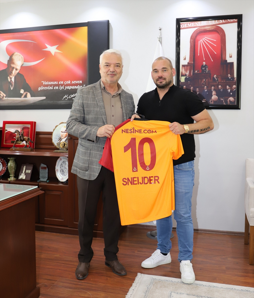 Galatasaraylı eski futbolcu Sneijder, Saruhanlı Belediyesi'ni ziyaret etti
