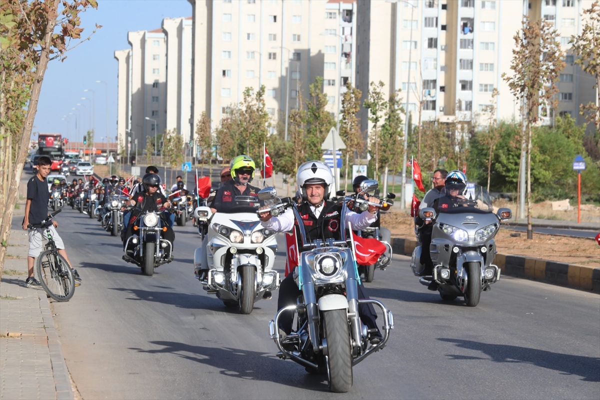Gaziantep'te motosiklet tutkunları gazilerle şehir turu attı