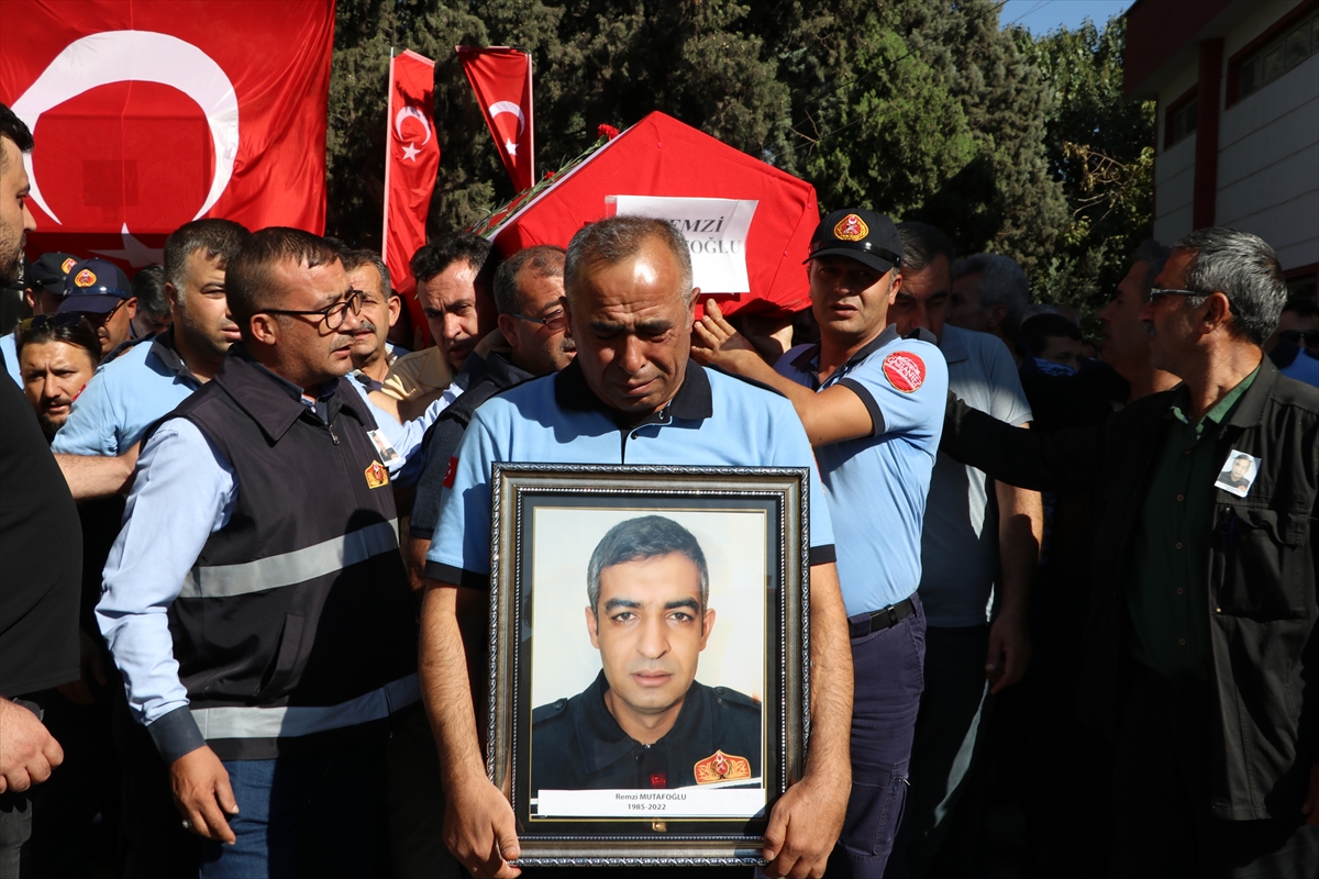 Gaziantep'te yangına müdahale ederken hayatını kaybeden itfaiyeci için cenaze töreni düzenlendi