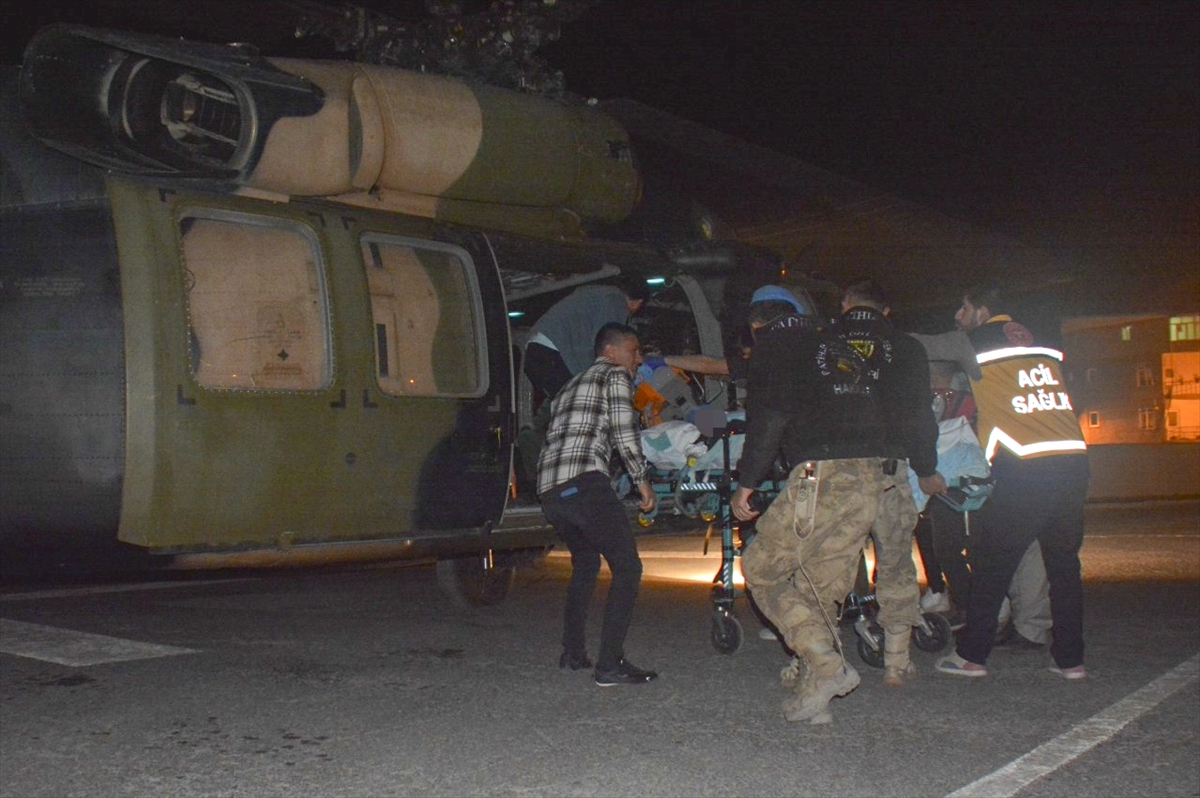 Hakkari'de acilen hastaneye ulaştırılması gereken hamile kadın helikopterle Van'a nakledildi