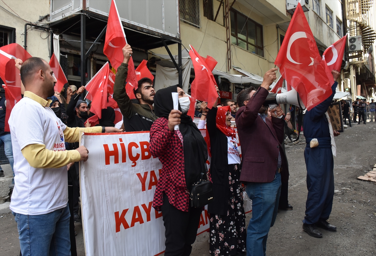 Hakkari'de çocukları dağa kaçırılan aileler HDP önündeki eylemlerini sürdürdü