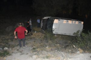 HAKKARİ (AA) – Hakkari'de elektrik direğine çarparak devrilen minibüsteki 8