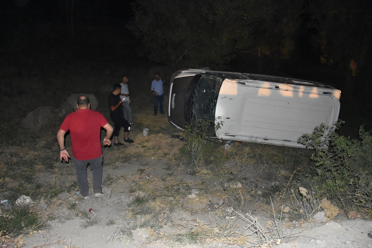 Hakkari'de direğe çarparak devrilen minibüsteki 8 kişi yaralandı