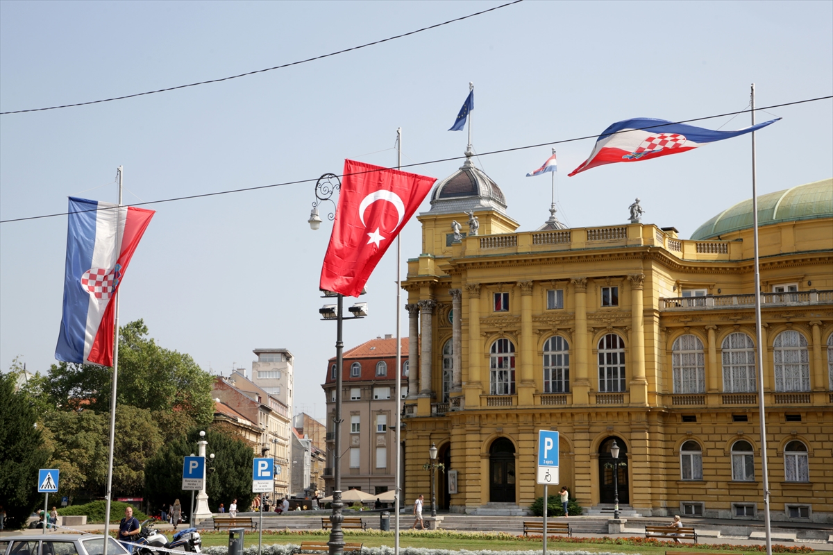 Hırvatistan sokakları Cumhurbaşkanı Erdoğan'ın ziyareti öncesi Türk bayraklarıyla donatıldı