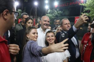 - "(Suriye'de) Bu kadar çocuk öldürüldü. Angelina Jolie'yi oraya gönderiyorlar,