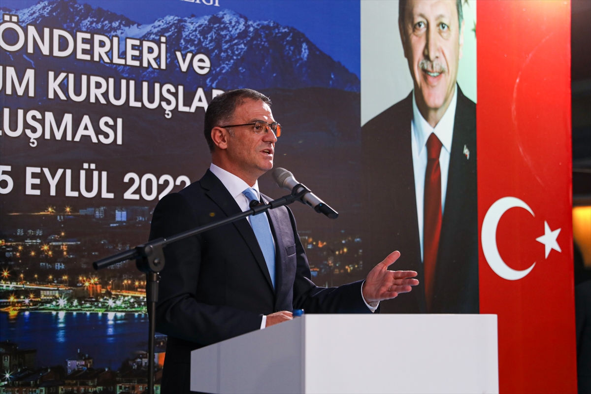 İçişleri Bakanı Süleyman Soylu, Van'da kanaat önderleri ve STK temsilcileriyle bir araya geldi: