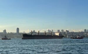 İSTANBUL (AA) – İstanbul Boğazı'ndaki gemi trafiği, Üsküdar önlerinde bir