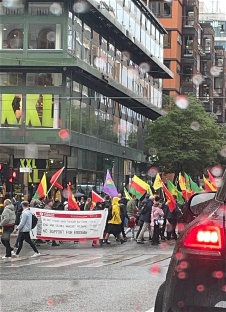 İsveç'te terör örgütü YPG/PKK yandaşları Türkiye'nin Stockholm Büyükelçiliği önünde gösteri yaptı