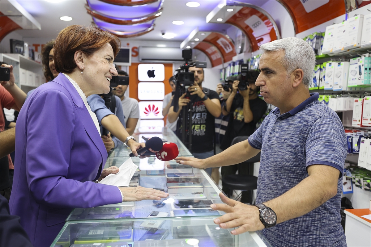 İYİ Parti Genel Başkanı Akşener İstanbul'da esnaf ziyaretlerinde bulundu