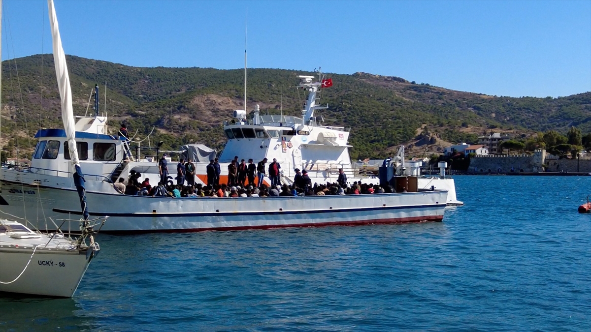 İzmir açıklarında balıkçı teknesindeki 231 düzensiz göçmen yakalandı