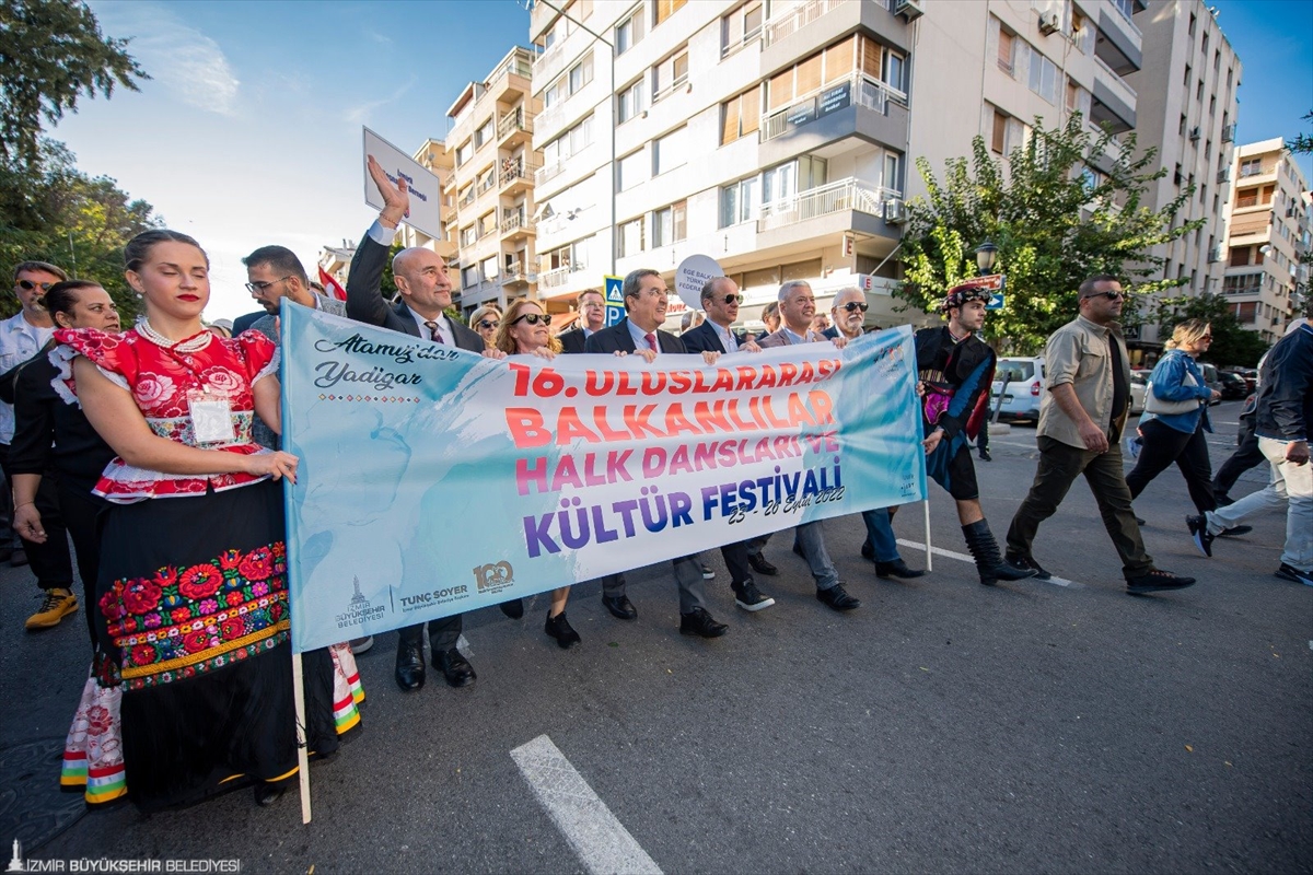 İzmir'de 16. Balkanlılar Halk Dansları ve Kültür Festivali başladı