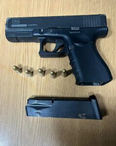 İZMİR (AA) – İzmir'in Karşıyaka ilçesinde bir kişiyi silahla gasbettikleri