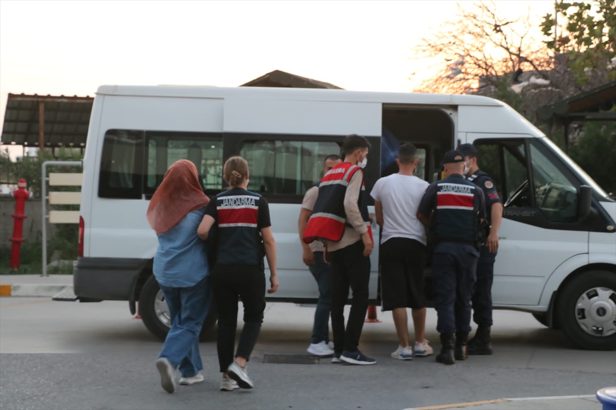 İzmir'de yurt dışına kaçma hazırlığı yapan 3 FETÖ şüphelisi yakalandı