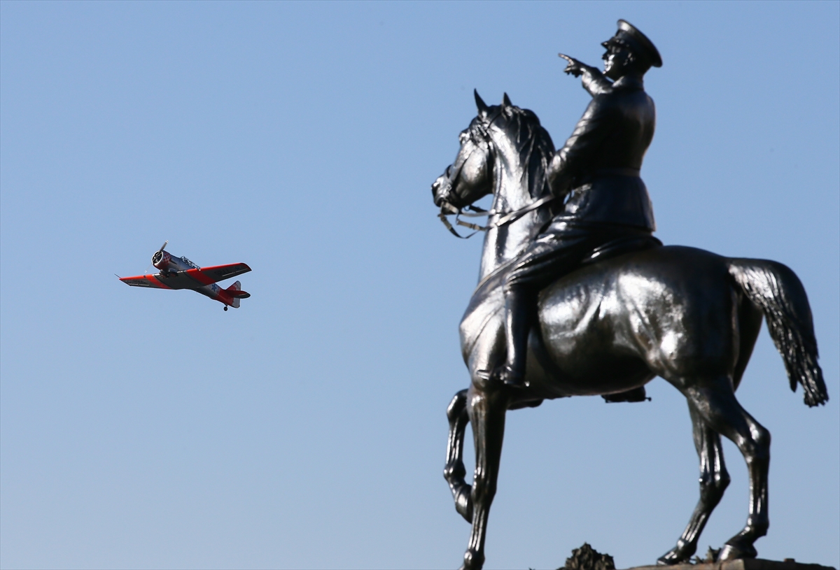 İzmir'in 100. kurtuluş günü kutlamalarında helikopterler zeybek gösteri yaptı