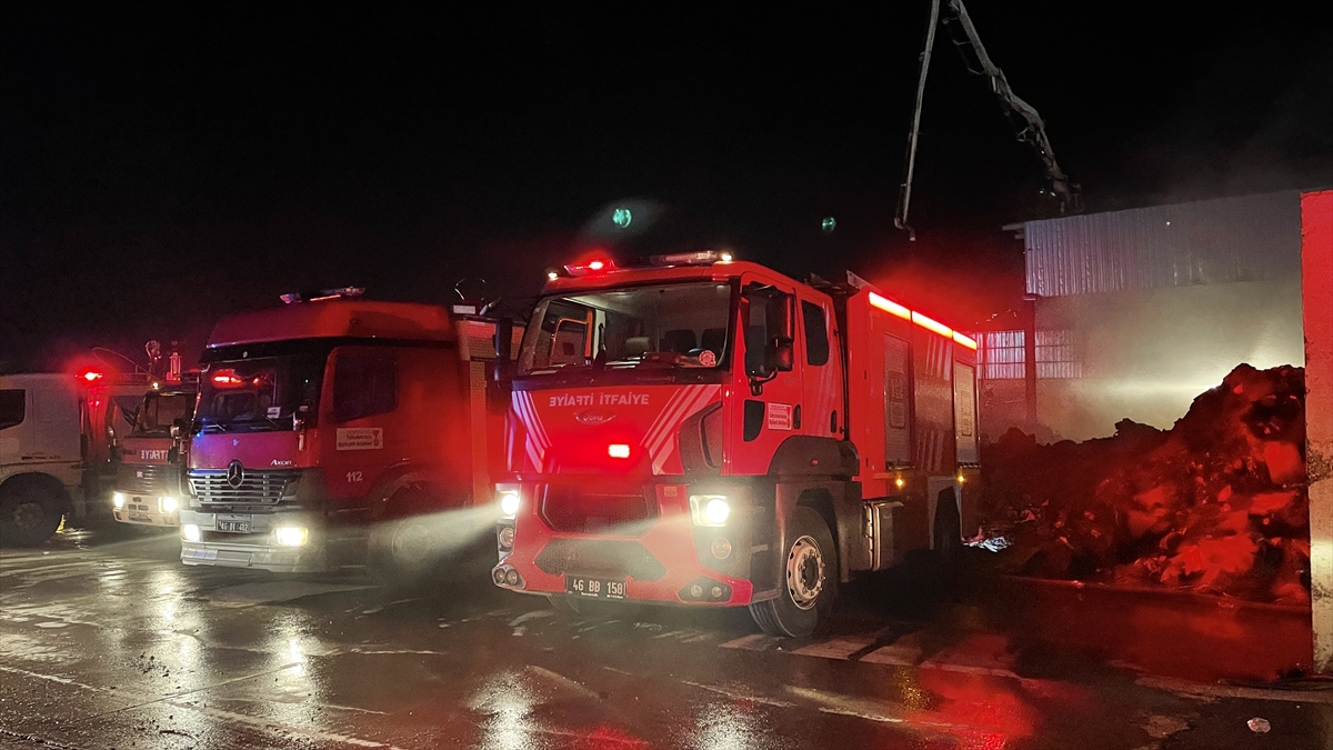 GÜNCELLEME – Kahramanmaraş'ta atık kağıt toplama alanında yangın çıktı