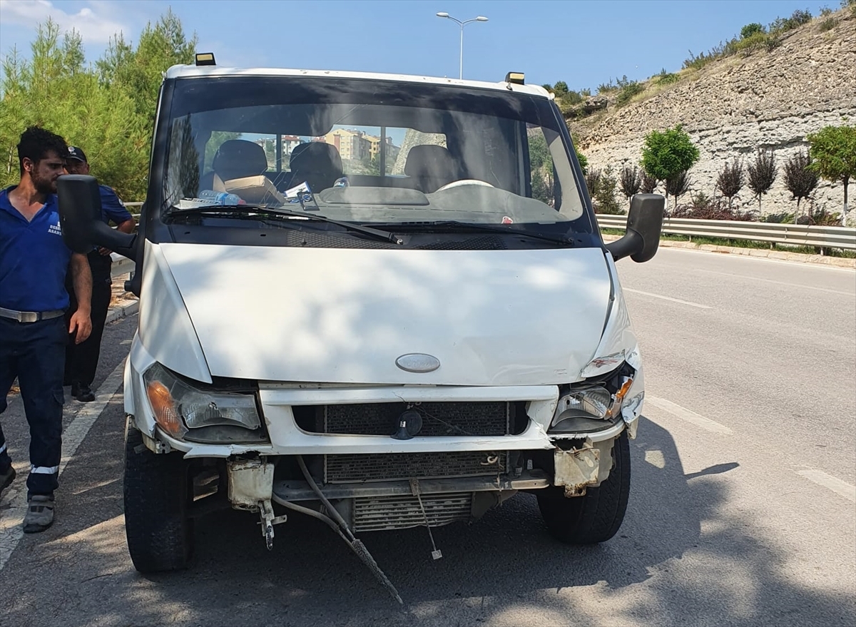 Karabük'te bariyere çarpan kamyonetteki 2 kişi yaralandı