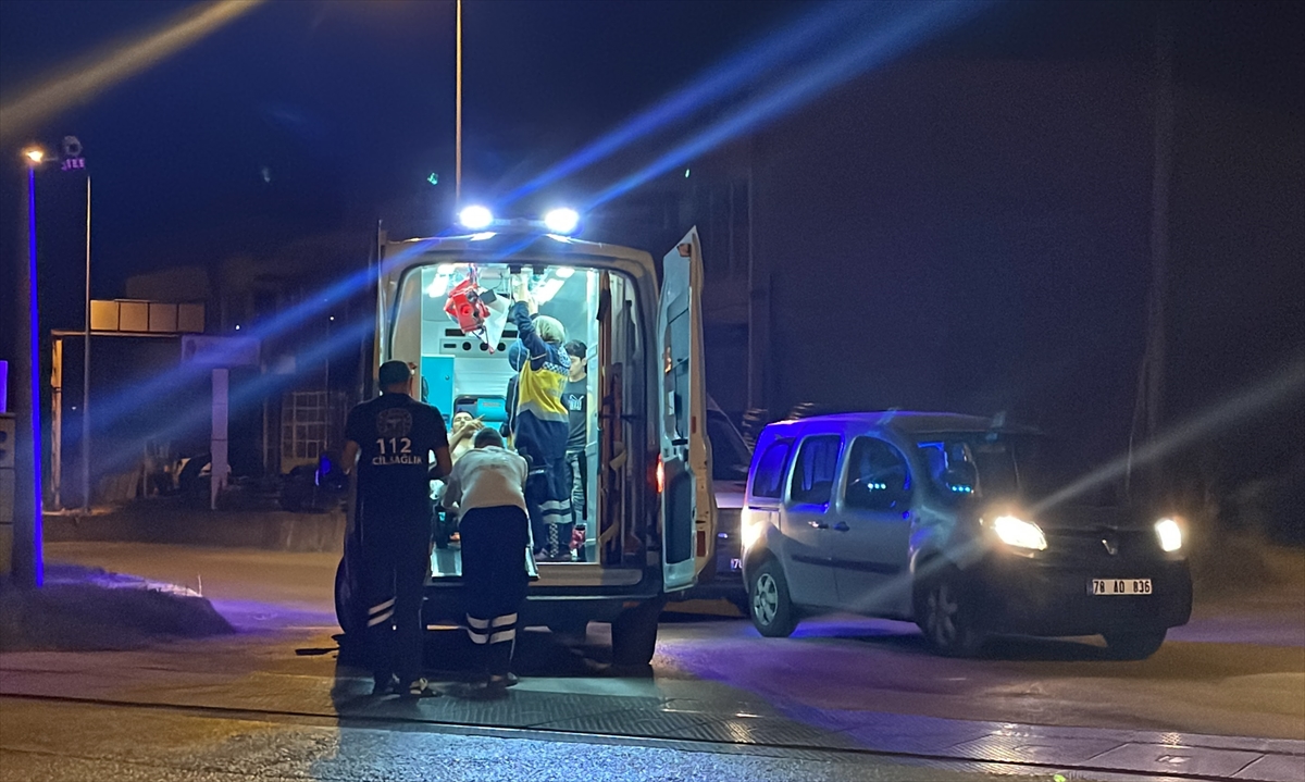 Karabük'te bıçaklanan 3 kişi hastaneye kaldırıldı