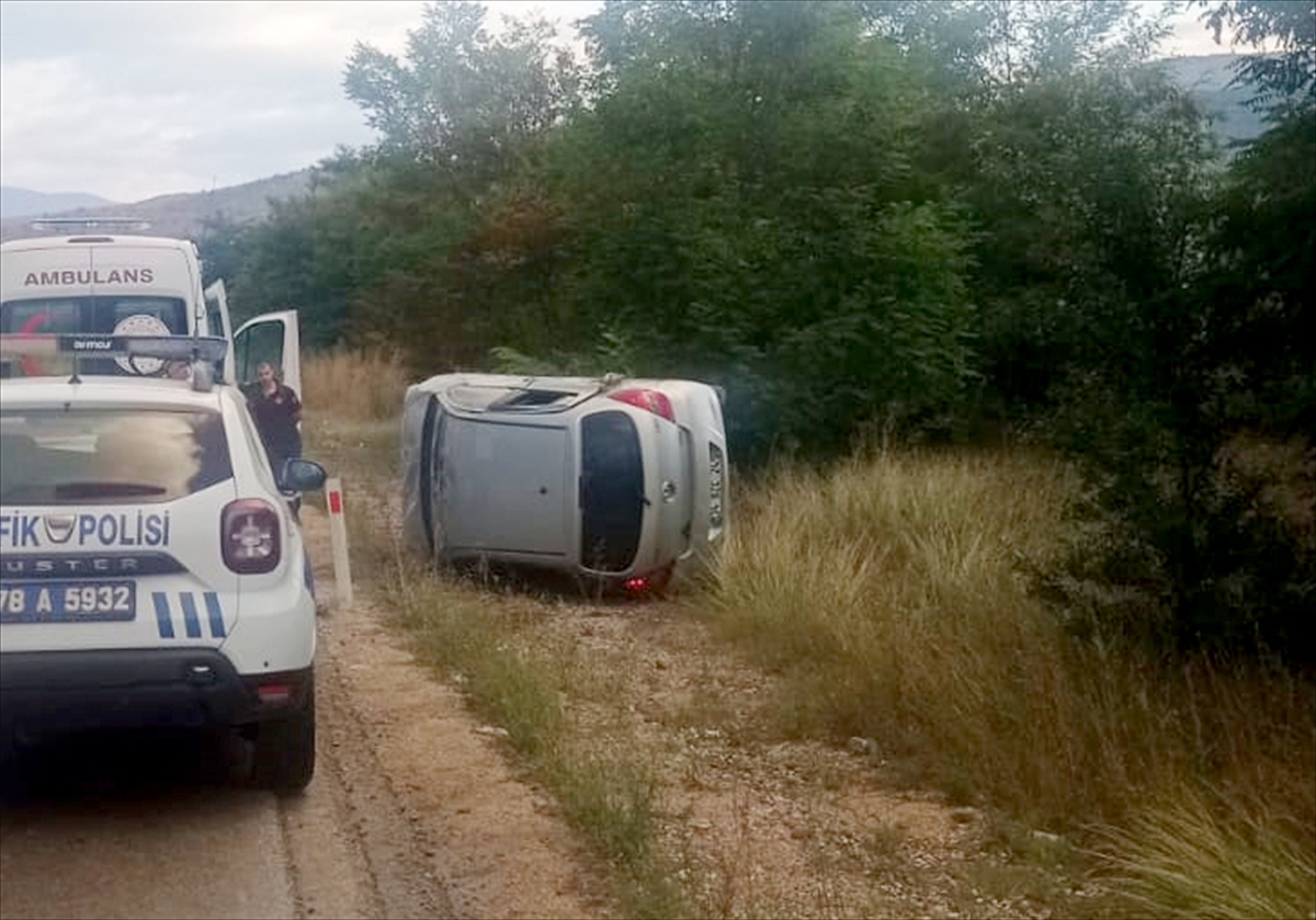 Karabük'te devrilen otomobildeki 3 kişi yaralandı