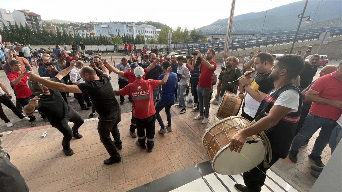 Karabük'te maaşlarına zam alan işçiler davul zurna eşliğinde eğlendi