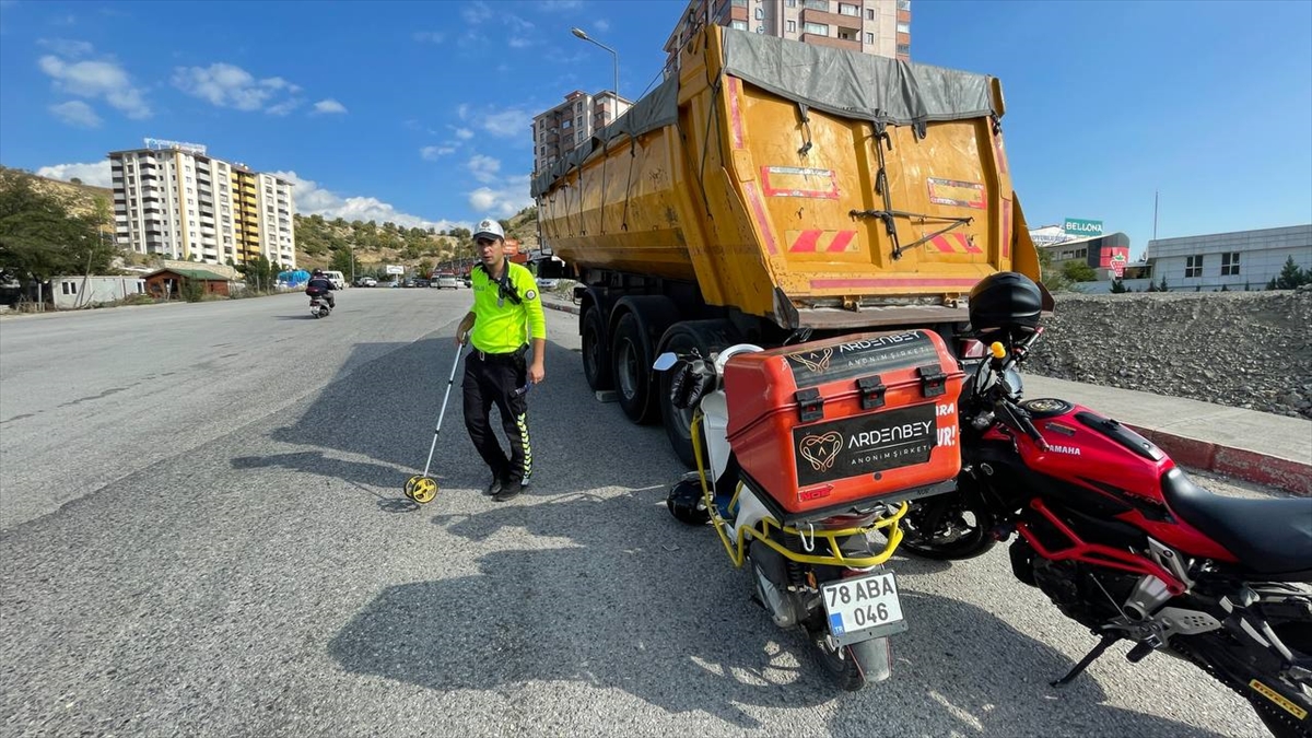 Karabük'te park halindeki dorseye çarpan motosikletli kurye yaralandı