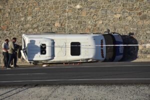 KARS (AA) – Kars'ta mucur yüklü kamyonun minibüsle çarpışması sonucu