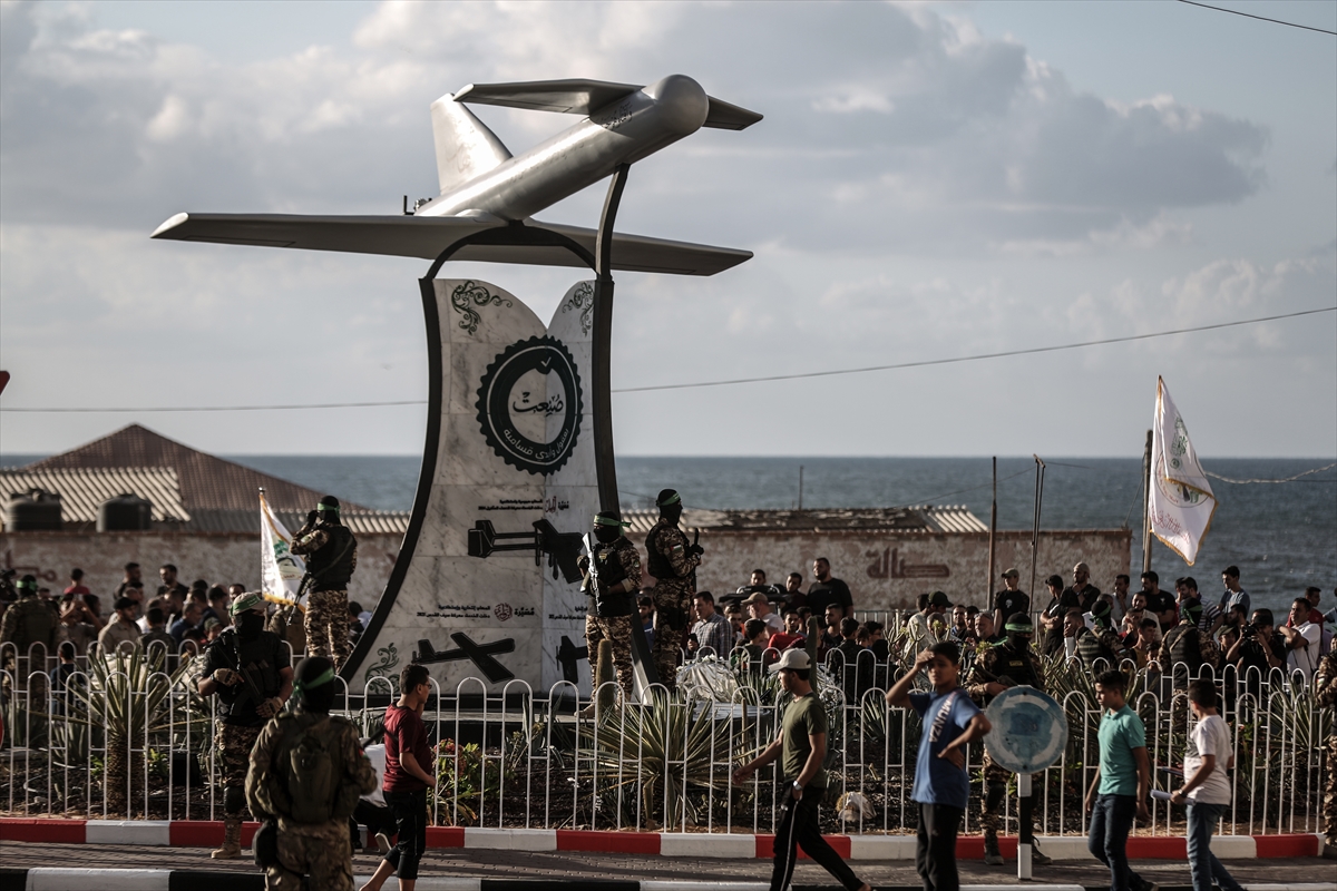 Kassam Tugayları, yerli üretim insansız hava aracı “Şihab” için anıt yaptı