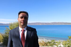 - "Kum belirli bölgelerde had safhada beyaz ve görsel bir