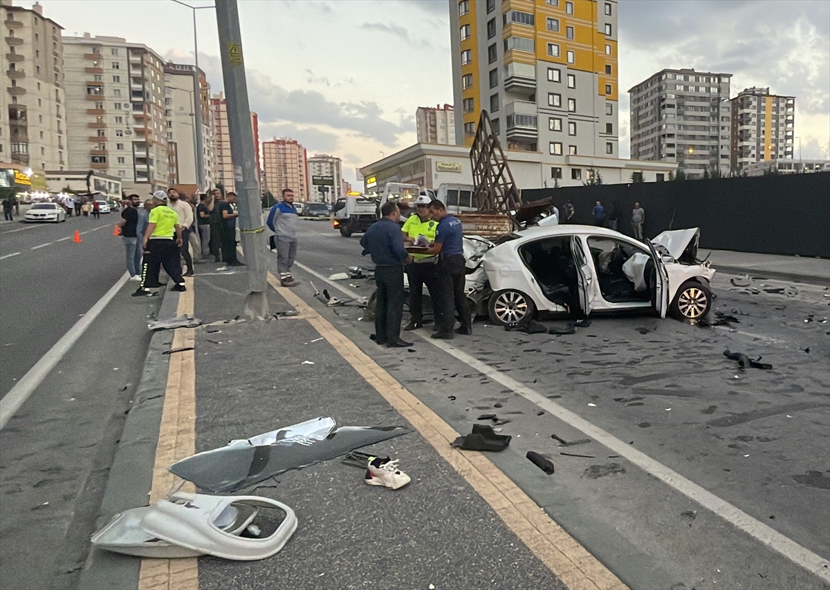 Kayseri'de 3 aracın karıştığı trafik kazasında 3 kişi yaralandı