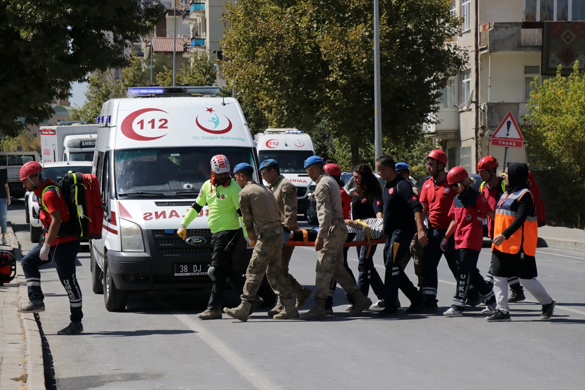 Kayseri'de 6 ilden 3 bin kişinin katılımıyla deprem tatbikatı yapıldı