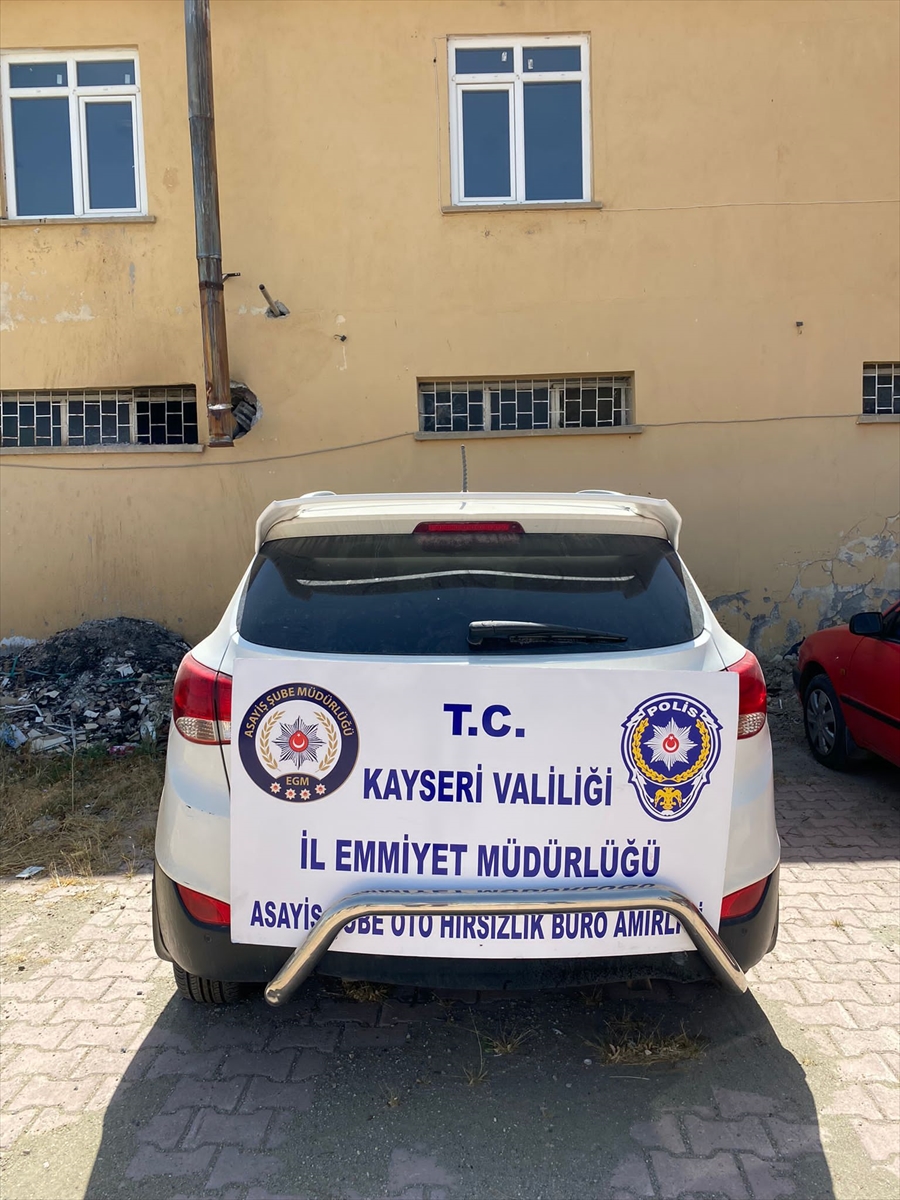 Kayseri'de çekiciyle çalınan otomobil bulunarak sahibine teslim edildi