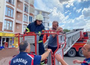 KIRŞEHİR (AA) – Kırşehir'de, 6 katlı apartmanda çıkan yangında mahsur