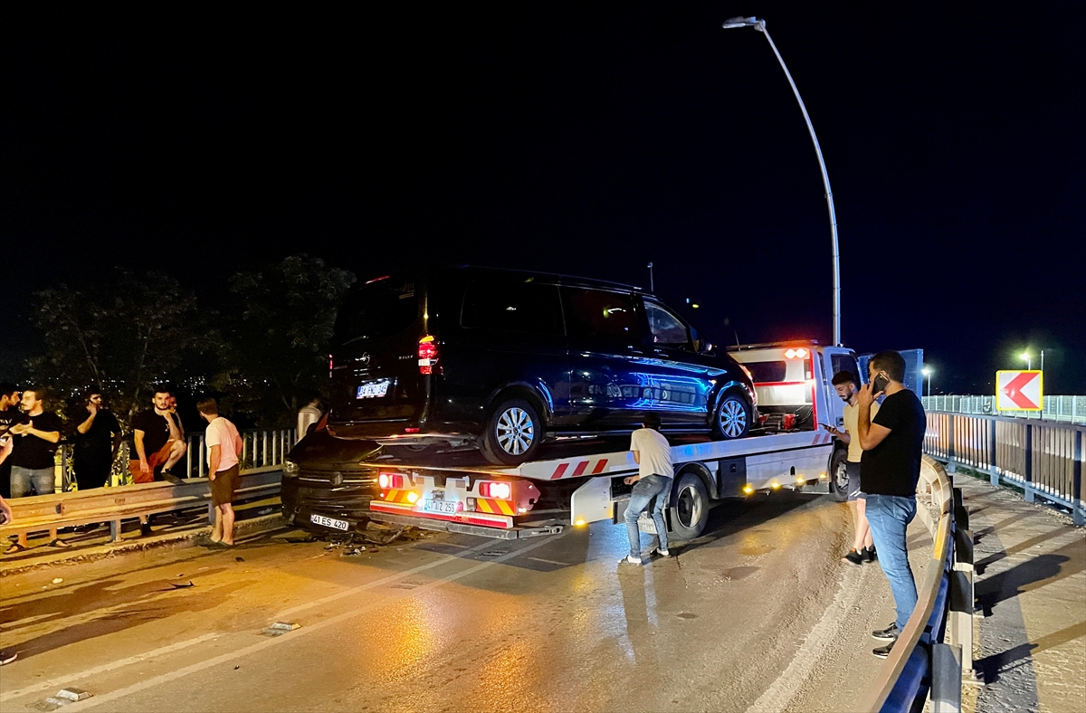 Kocaeli'de 2 minibüsün çarpıştığı kazada 11 kişi yaralandı